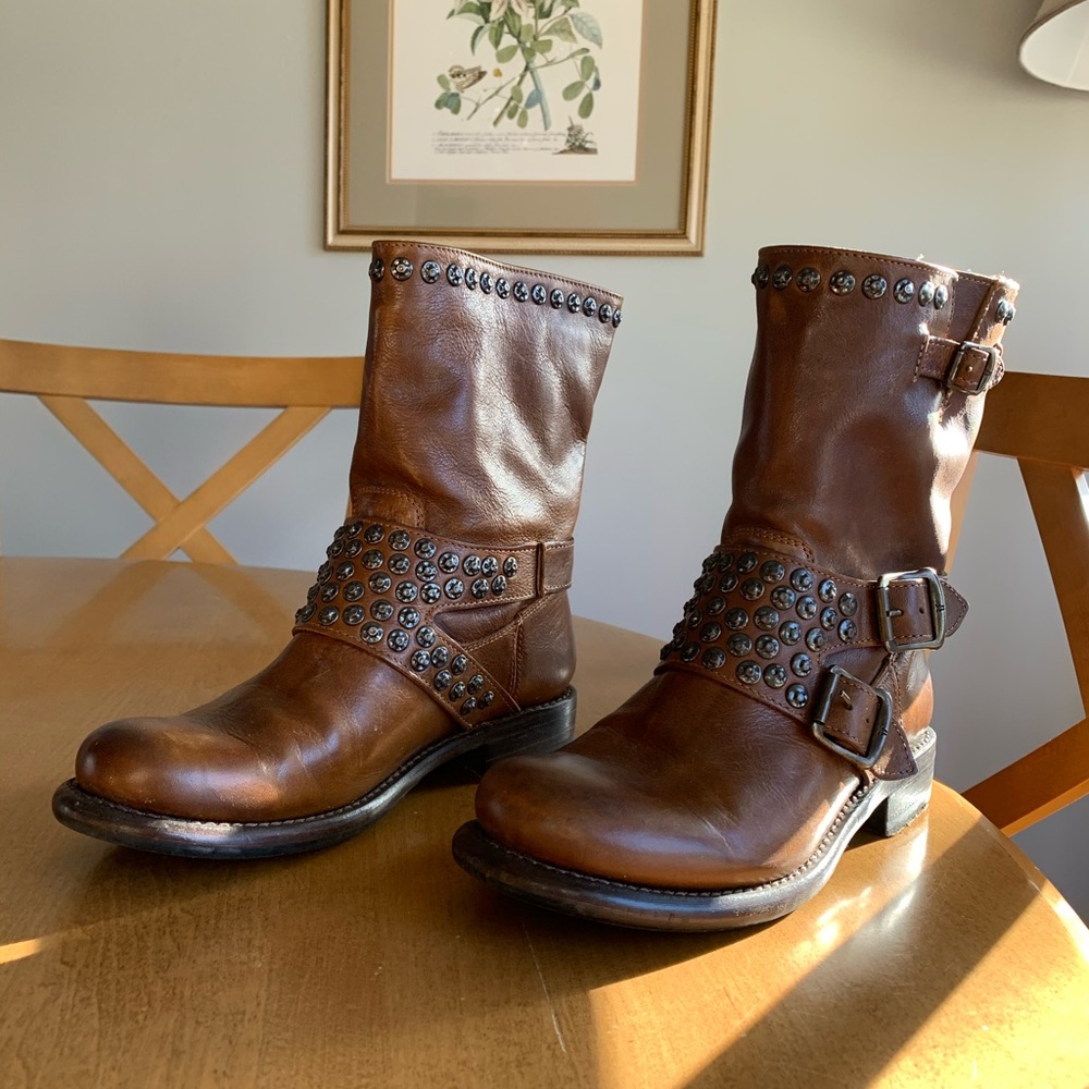 BEAUTIFUL 😻 Frye Jenna Studded Cognac Boots Gunmetal Silver Size 7- LIKE NEW!
